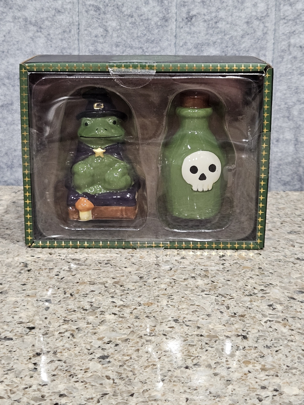 Haunted Halloween Witch Frog Poison Potion Bottle Ceramic Salt Pepper Shaker NWT